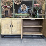 Houten chinees elmwood dressoir met vier deurtjes.