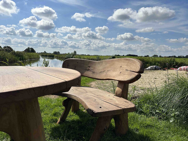 Rond eiken tuinset Athilla met 2 banken in licht bruine olie